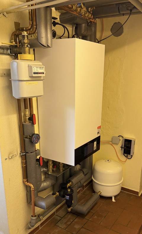 Wärmepumpen-Innenmodul im Kellerraum, mit vorhandenem Gasanschluss