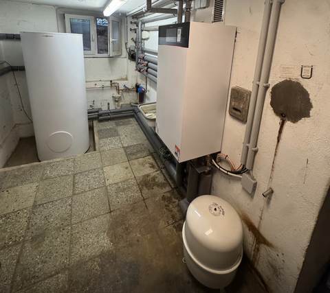 Warmwasserspeicher und Innenmodul im Kellerraum