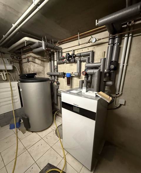 Neu installiertes Innenmodul mit Pufferspeicher im Rohbaukeller