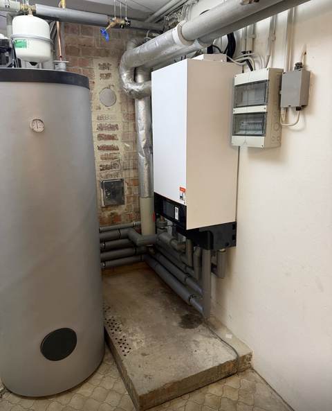 Innenmodul und Warmwasserspeicher in einem sanierten Kellerraum