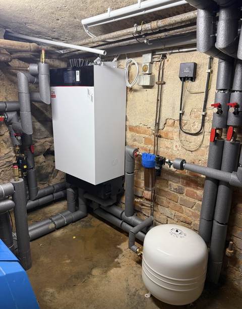 Innenmodul mit Speicher und Verteiler im Altbaukeller